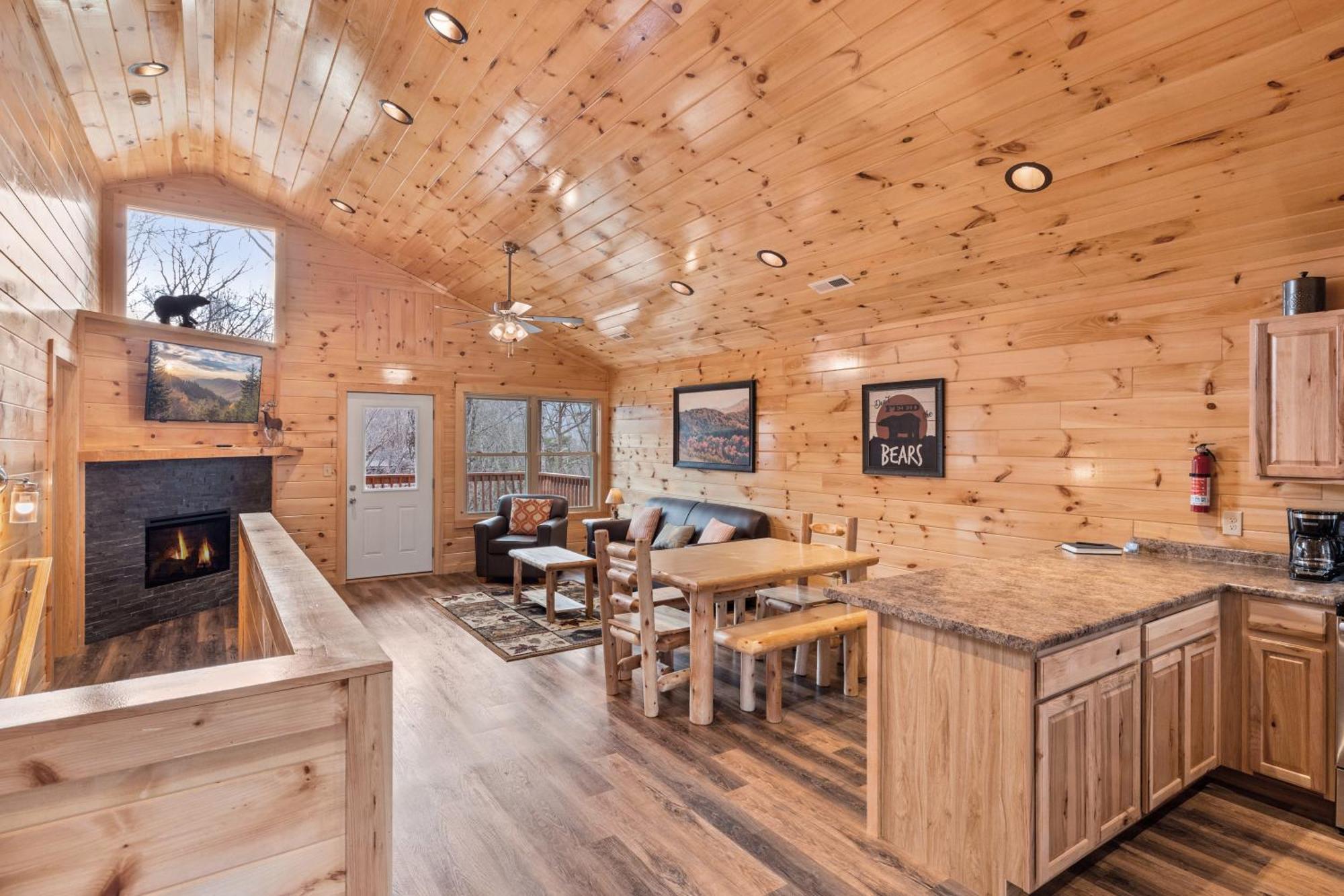 Location 2 Bed 2 Bath Brand New Log Located Less Than A Mile From The Strip Holiday home Pigeon Forge