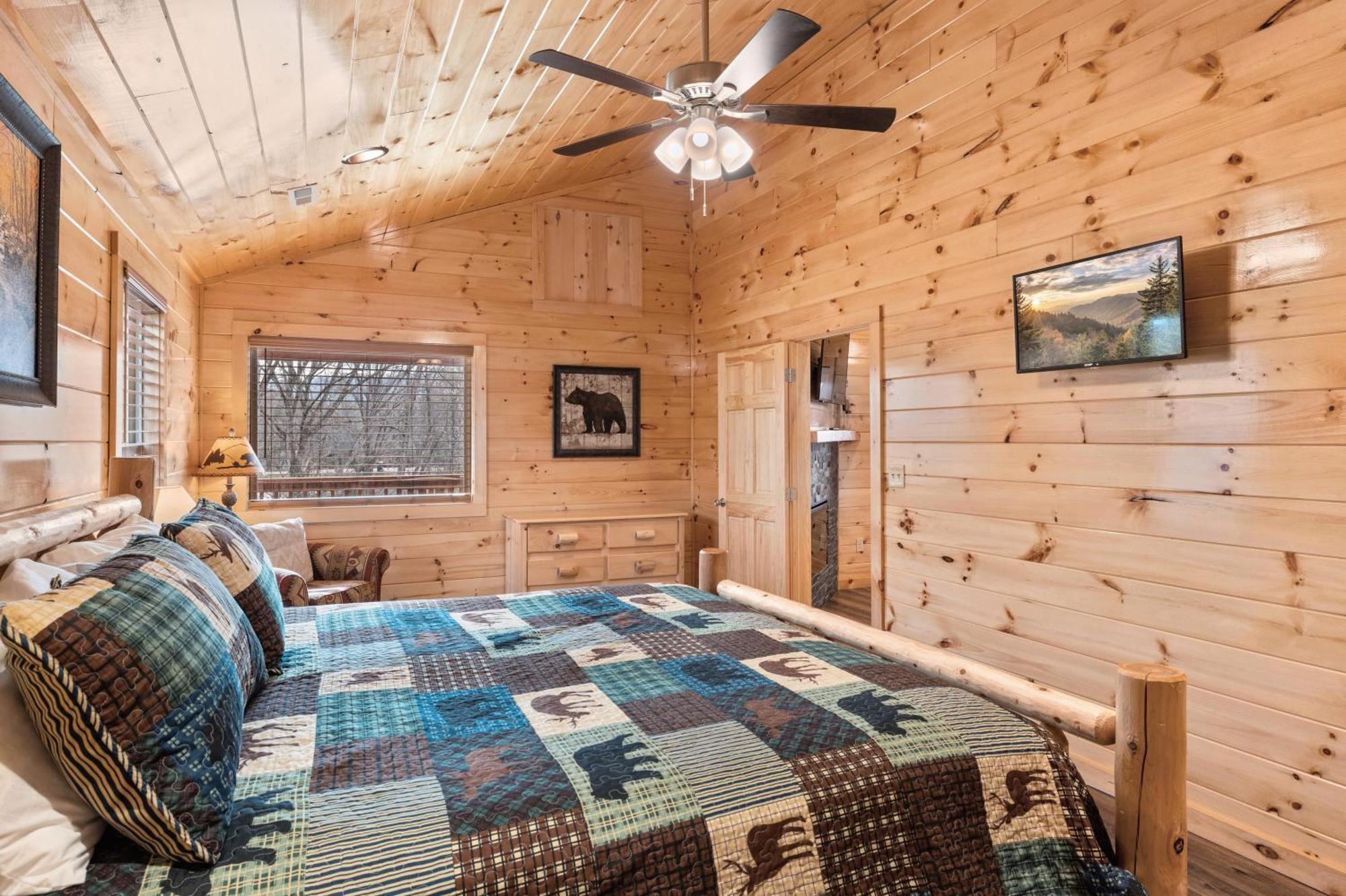 Holiday home Location 2 Bed 2 Bath Brand New Log Located Less Than A Mile From The Strip *
