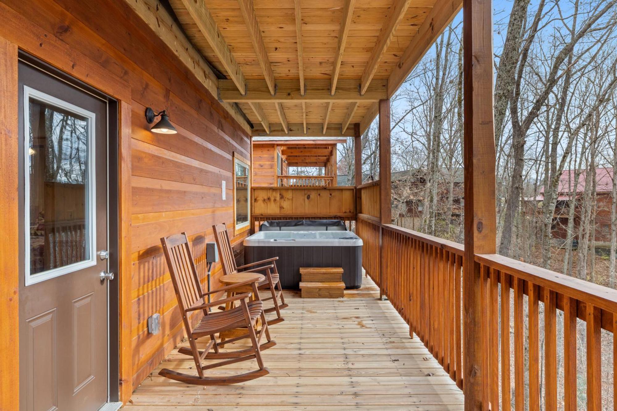 Location 2 Bed 2 Bath Brand New Log Located Less Than A Mile From The Strip Holiday home